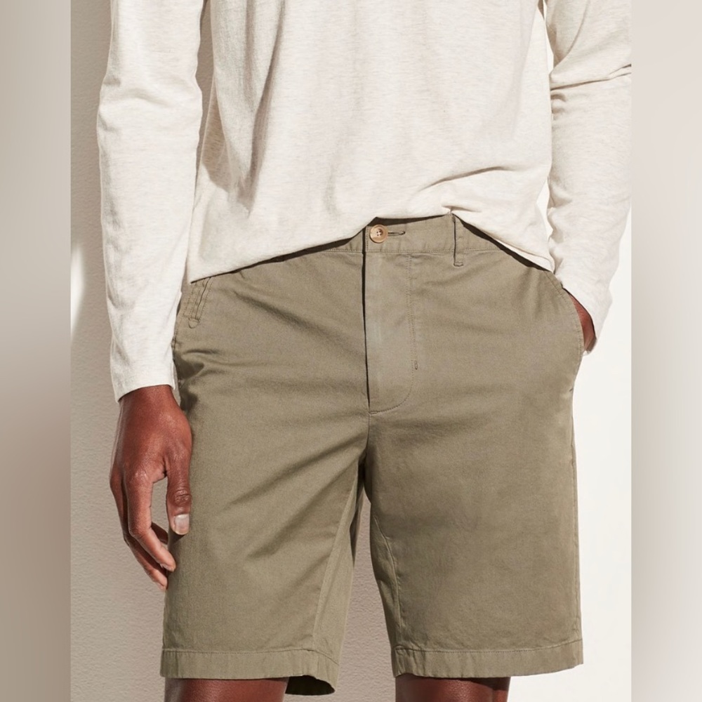 Vince. Lightweight Slim Fit Griffith Chino Short in Khaki